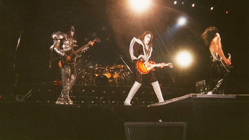 Kiss Paris 1999, tags: die - CC BY-SA